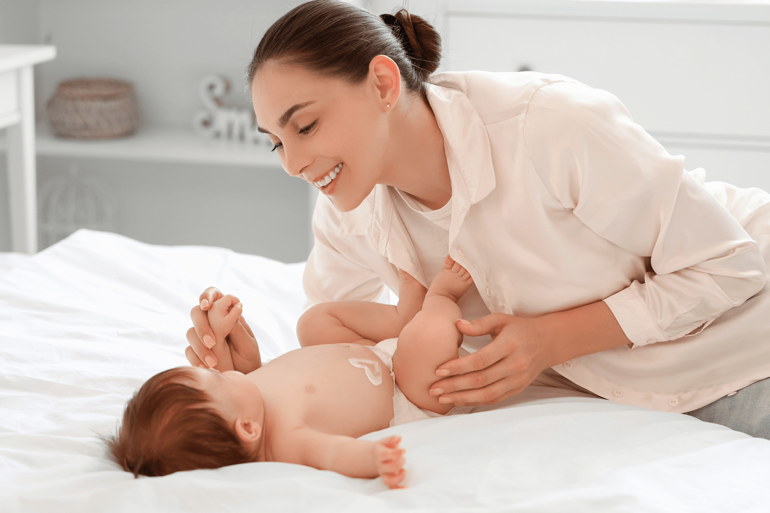 The Ultimate Guide to Choosing the Best Bedding for Your Skin & the Seasons